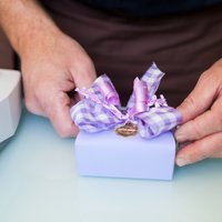 Mitarbeiter verpackt ein Geschenk